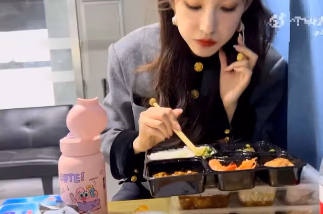 央視馬凡舒曬後台照,大口吃盒飯不顧形象,桌上堆滿雜物太真實