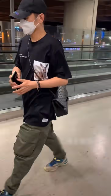 李維嘉獨自現身機場,穿大牌上衣背女包,代言翻車後「消失」數月