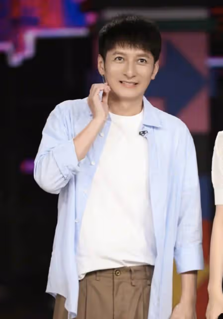 李維嘉獨自現身機場,穿大牌上衣背女包,代言翻車後「消失」數月
