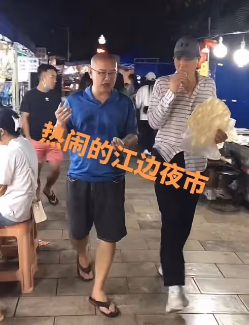 「丁團長」王全有逛雲南路邊攤，抱著大餅啃接地氣，71歲打扮年輕