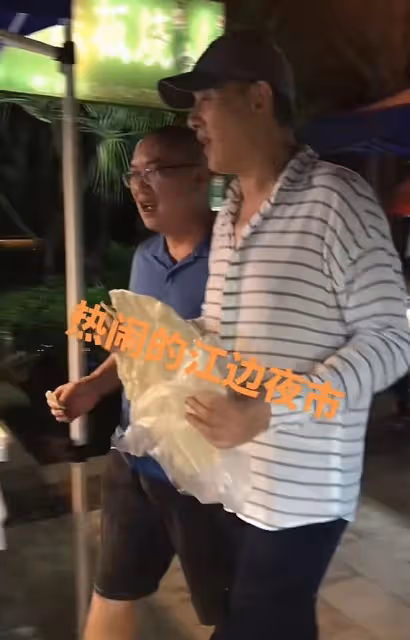 「丁團長」王全有逛雲南路邊攤，抱著大餅啃接地氣，71歲打扮年輕
