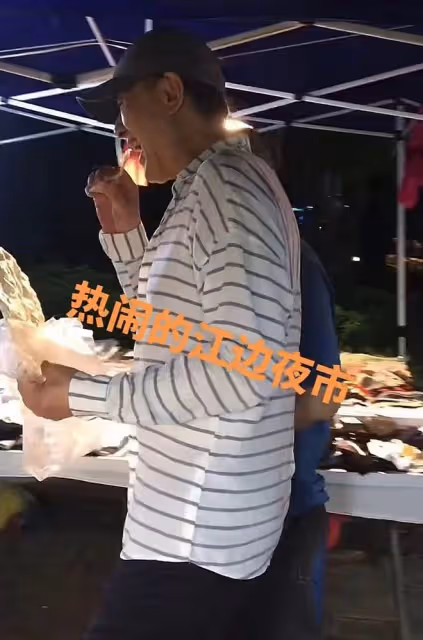 「丁團長」王全有逛雲南路邊攤，抱著大餅啃接地氣，71歲打扮年輕