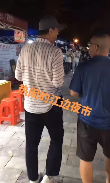 「丁團長」王全有逛雲南路邊攤，抱著大餅啃接地氣，71歲打扮年輕