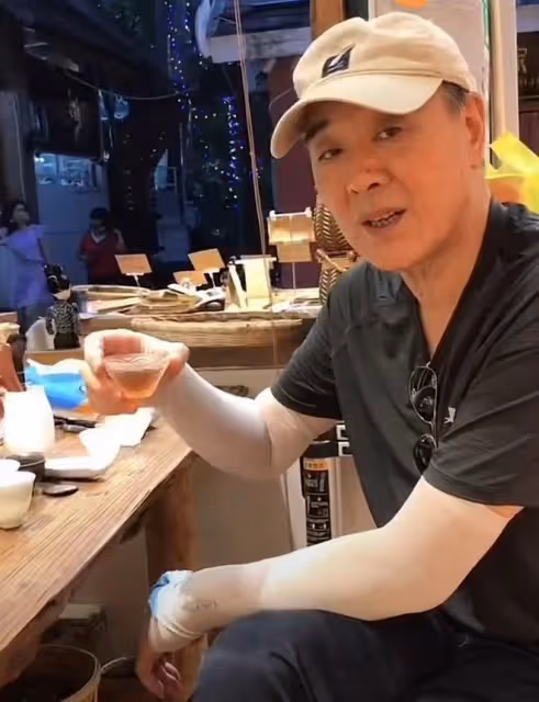 「丁團長」王全有逛雲南路邊攤,抱著大餅啃接地氣,71歲打扮年輕