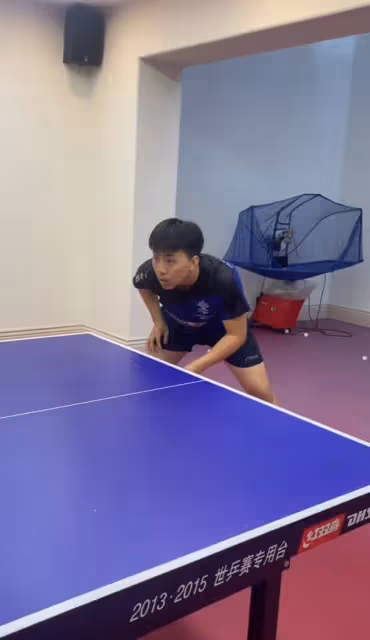 鄧亞萍夫婦陪愛子練球,16歲林翰銘單挑父母,高大帥氣撞臉許昕