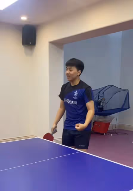 鄧亞萍夫婦陪愛子練球,16歲林翰銘單挑父母,高大帥氣撞臉許昕