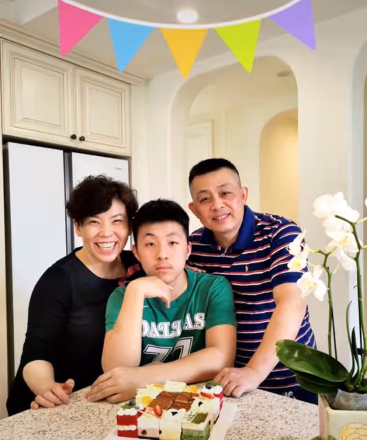 鄧亞萍夫婦陪愛子練球,16歲林翰銘單挑父母,高大帥氣撞臉許昕