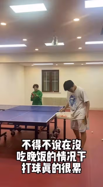 鄧亞萍夫婦陪愛子練球,16歲林翰銘單挑父母,高大帥氣撞臉許昕