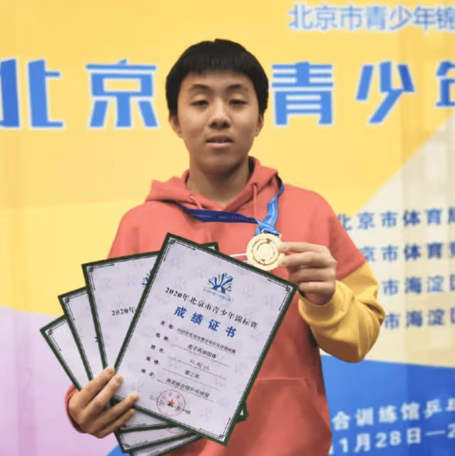 鄧亞萍夫婦陪愛子練球,16歲林翰銘單挑父母,高大帥氣撞臉許昕
