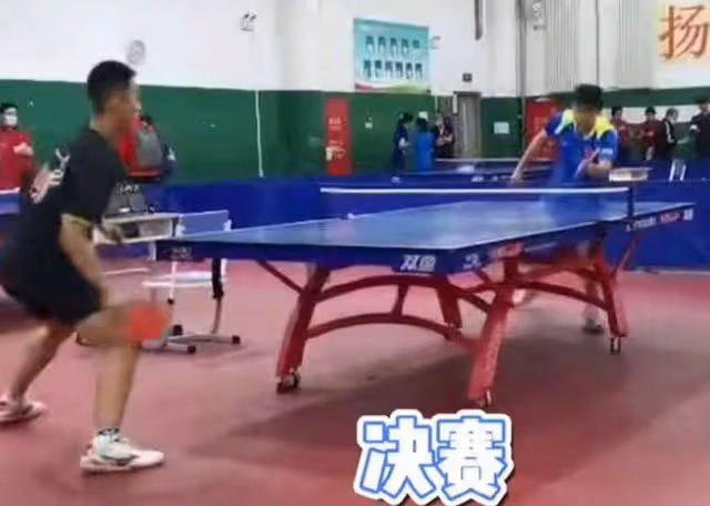 鄧亞萍夫婦陪愛子練球,16歲林翰銘單挑父母,高大帥氣撞臉許昕