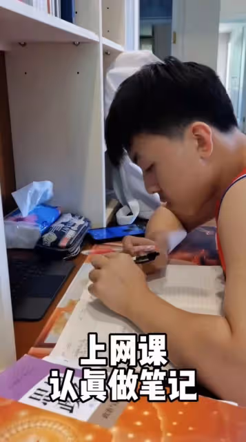 鄧亞萍夫婦陪愛子練球,16歲林翰銘單挑父母,高大帥氣撞臉許昕