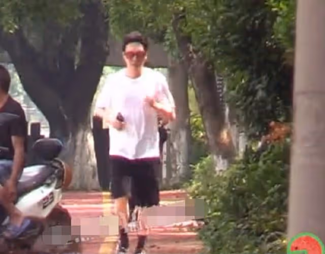 43歲馮紹峰街頭跑步無人識,不戴口罩似遛彎大爺,愛抽菸狀態憔悴