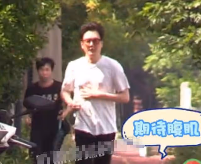 43歲馮紹峰街頭跑步無人識,不戴口罩似遛彎大爺,愛抽菸狀態憔悴