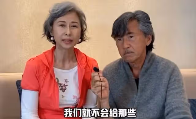 55歲溫碧霞倚靠豪車裝扮清涼,路人視角也驚艷,嫁入豪門生活幸福