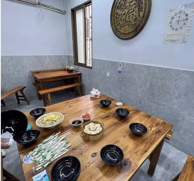 甄子丹夫婦前往紹興露營，現身蒼蠅小館，店面狹小裝修簡陋不嫌棄