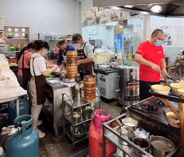 甄子丹夫婦前往紹興露營，現身蒼蠅小館，店面狹小裝修簡陋不嫌棄