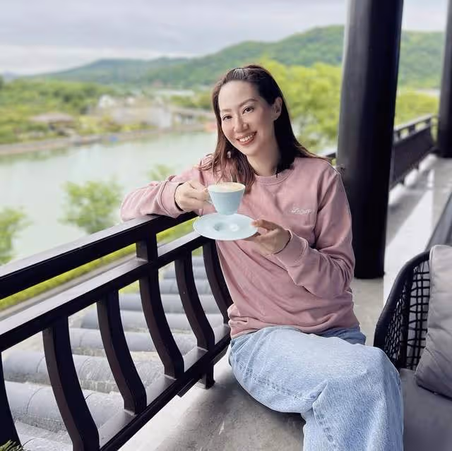 甄子丹夫婦前往紹興露營,現身蒼蠅小館,店面狹小裝修簡陋不嫌棄