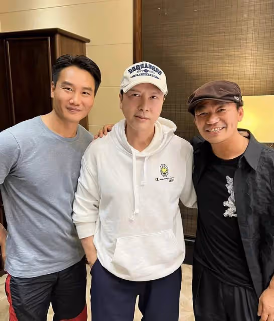 甄子丹夫婦前往紹興露營,現身蒼蠅小館,店面狹小裝修簡陋不嫌棄