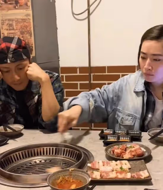 謝霆鋒在廈門吃烤肉,將蕎麥麵認成綠豆面,衣品慘遭網友吐槽