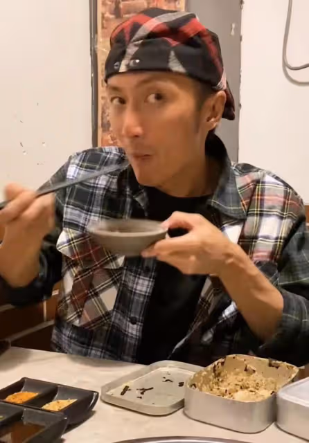 謝霆鋒在廈門吃烤肉,將蕎麥麵認成綠豆面,衣品慘遭網友吐槽