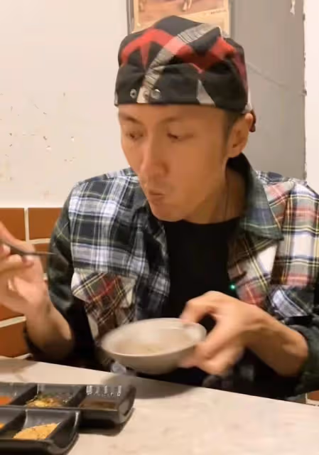 謝霆鋒在廈門吃烤肉,將蕎麥麵認成綠豆面,衣品慘遭網友吐槽