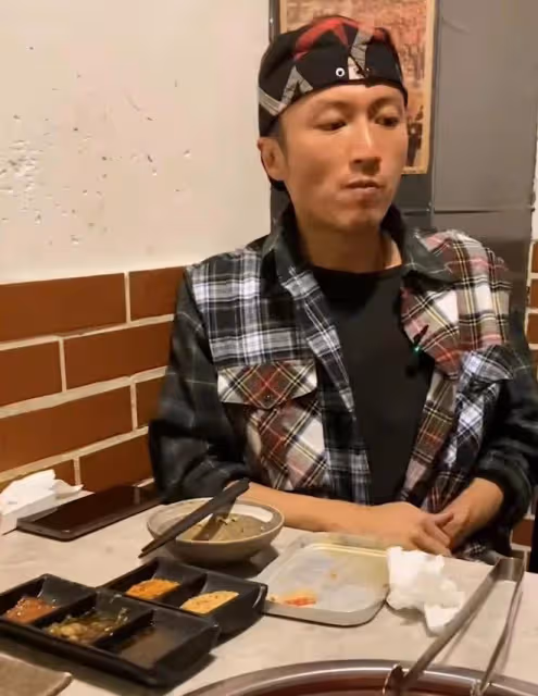 謝霆鋒在廈門吃烤肉,將蕎麥麵認成綠豆面,衣品慘遭網友吐槽