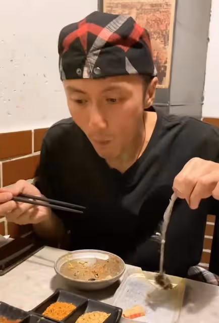 謝霆鋒在廈門吃烤肉,將蕎麥麵認成綠豆面,衣品慘遭網友吐槽
