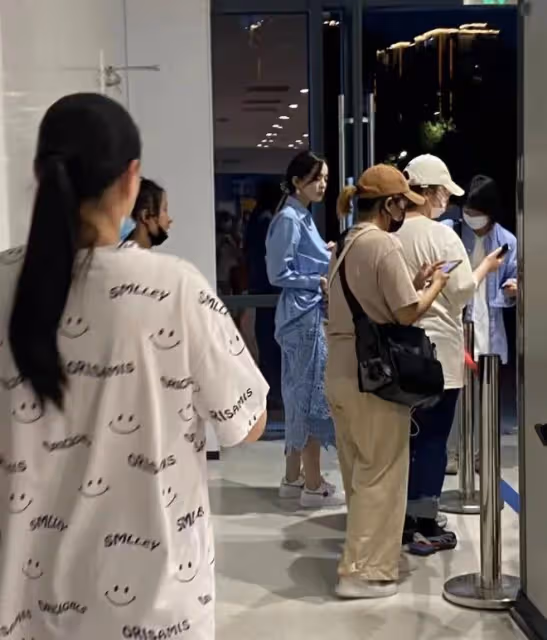 古力娜扎新劇路透曝光,身著藍色長裙現身,側顏搶鏡氣質出眾