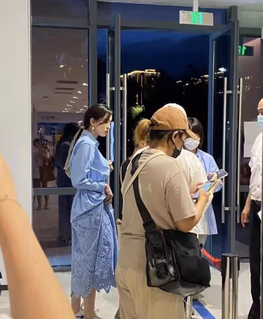 古力娜扎新劇路透曝光,身著藍色長裙現身,側顏搶鏡氣質出眾