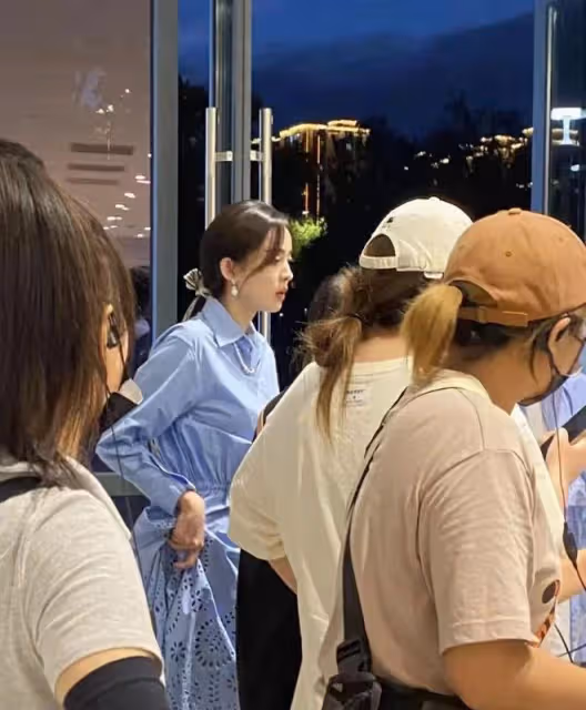 古力娜扎新劇路透曝光,身著藍色長裙現身,側顏搶鏡氣質出眾