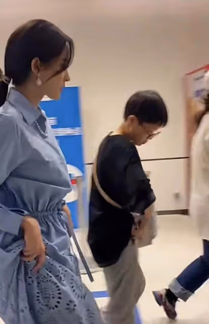 古力娜扎新劇路透曝光,身著藍色長裙現身,側顏搶鏡氣質出眾