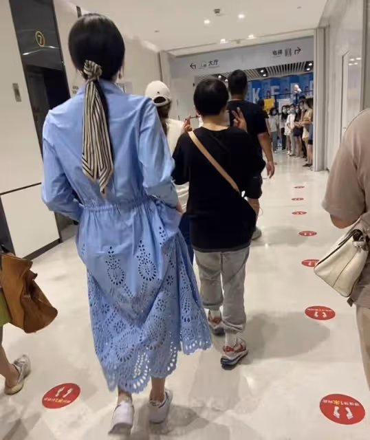 古力娜扎新劇路透曝光,身著藍色長裙現身,側顏搶鏡氣質出眾