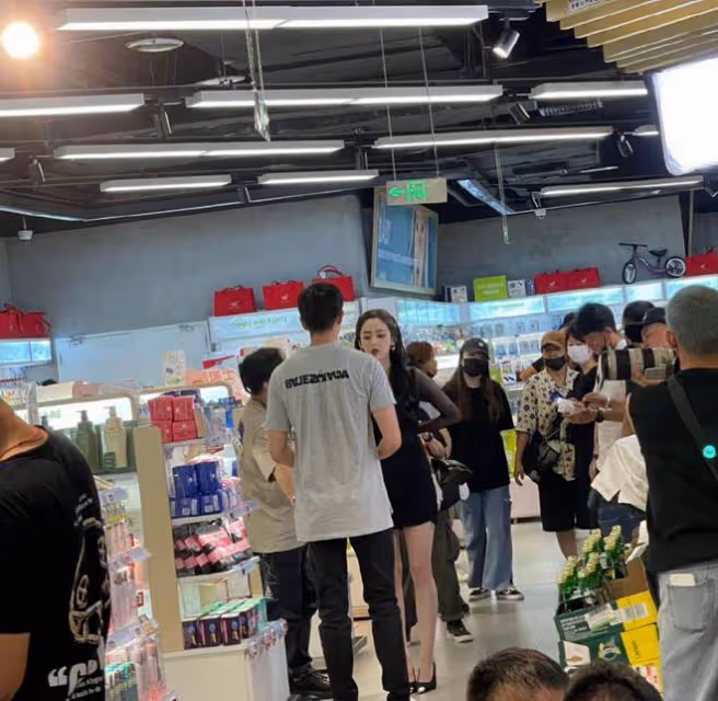 古力娜扎新劇路透曝光,身著藍色長裙現身,側顏搶鏡氣質出眾