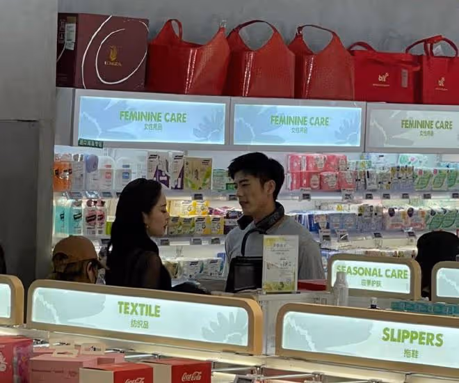 古力娜扎新劇路透曝光,身著藍色長裙現身,側顏搶鏡氣質出眾