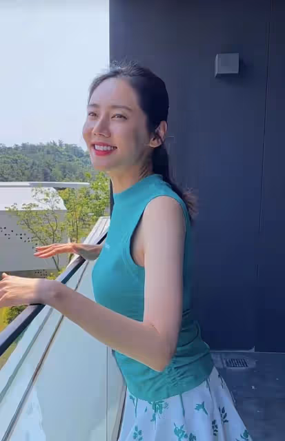 秋瓷炫穿超短裙打高爾夫球,身材纖瘦如少女,於曉光給她打氣