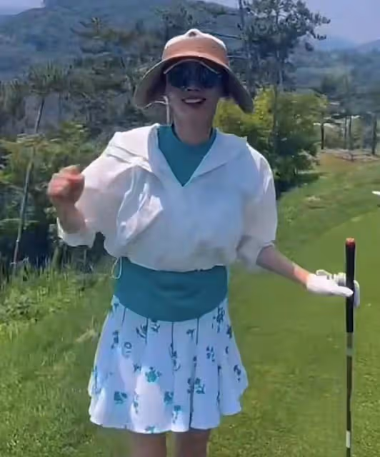 秋瓷炫穿超短裙打高爾夫球,身材纖瘦如少女,於曉光給她打氣