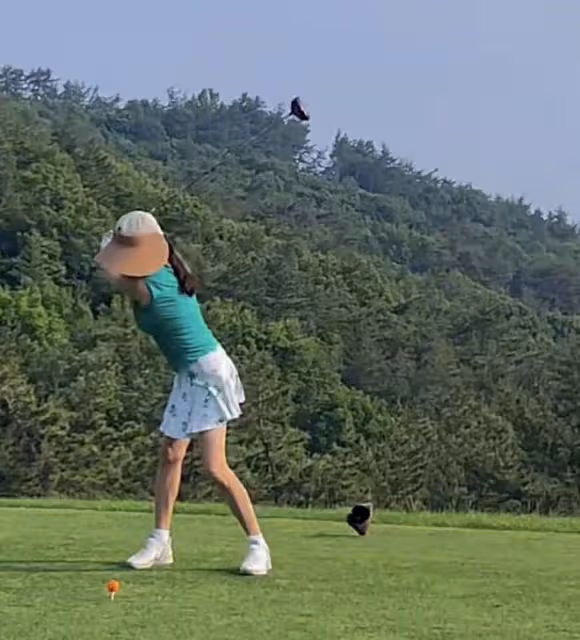 秋瓷炫穿超短裙打高爾夫球,身材纖瘦如少女,於曉光給她打氣
