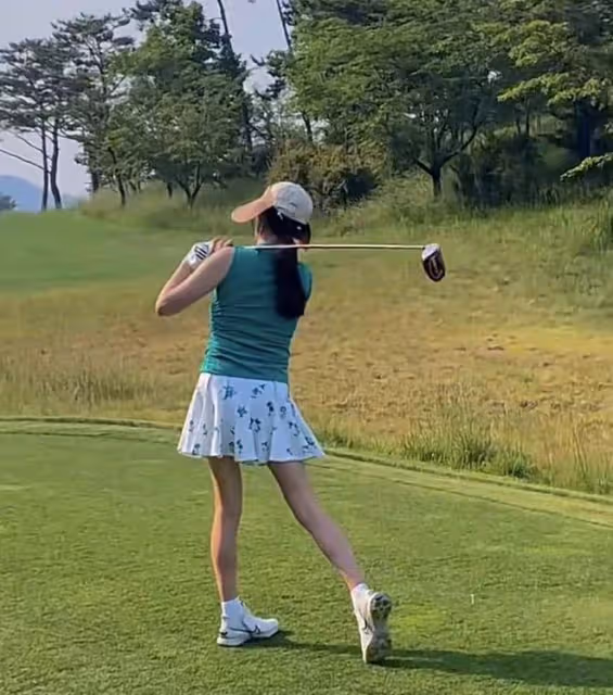 秋瓷炫穿超短裙打高爾夫球,身材纖瘦如少女,於曉光給她打氣