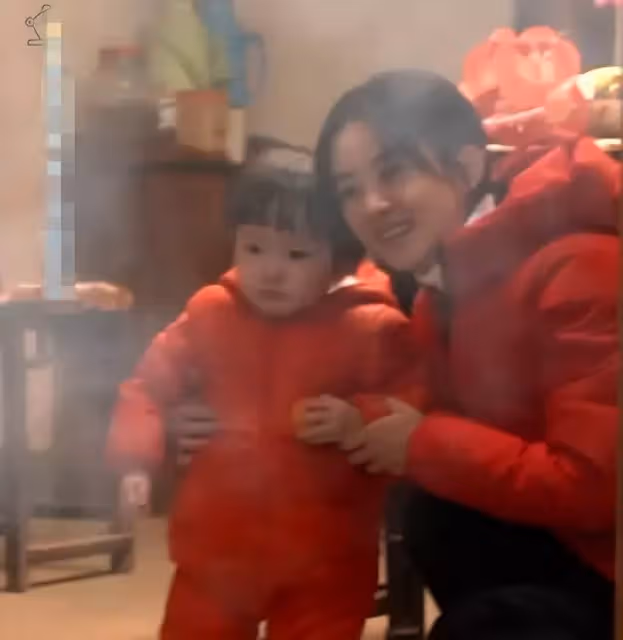 趙麗穎片場抱孩子看煙花!抱娃動作十分嫻熟,蹲下安撫哭泣小演員