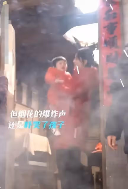 趙麗穎片場抱孩子看煙花!抱娃動作十分嫻熟,蹲下安撫哭泣小演員