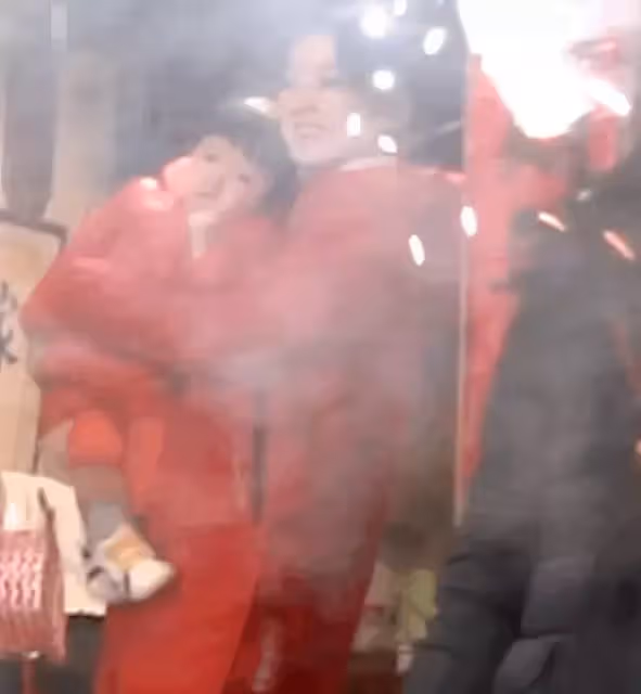 趙麗穎片場抱孩子看煙花!抱娃動作十分嫻熟,蹲下安撫哭泣小演員