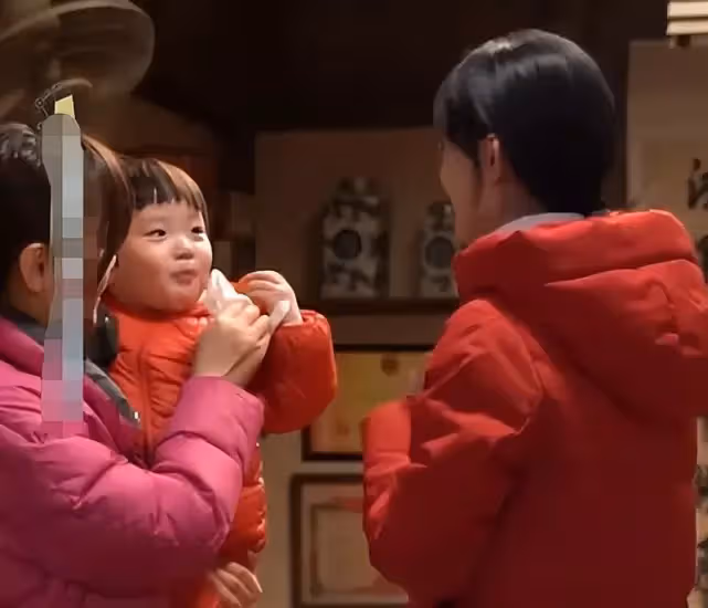 趙麗穎片場抱孩子看煙花!抱娃動作十分嫻熟,蹲下安撫哭泣小演員