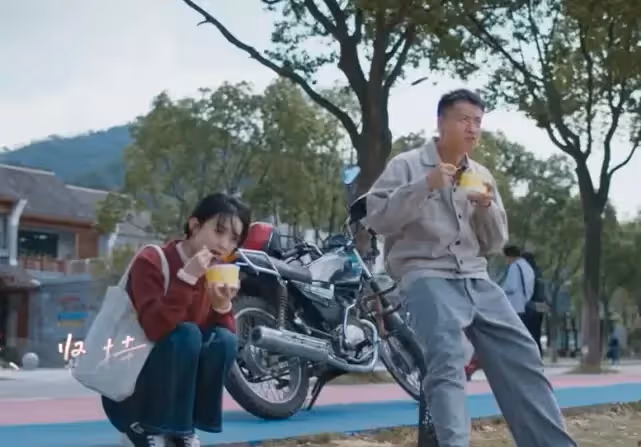趙麗穎片場抱孩子看煙花!抱娃動作十分嫻熟,蹲下安撫哭泣小演員