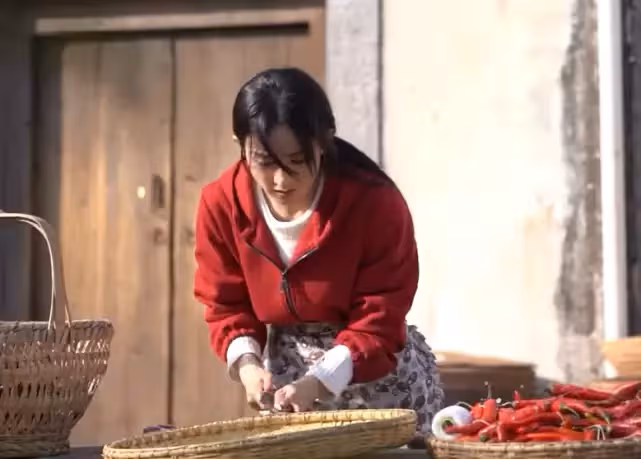 趙麗穎片場抱孩子看煙花!抱娃動作十分嫻熟,蹲下安撫哭泣小演員