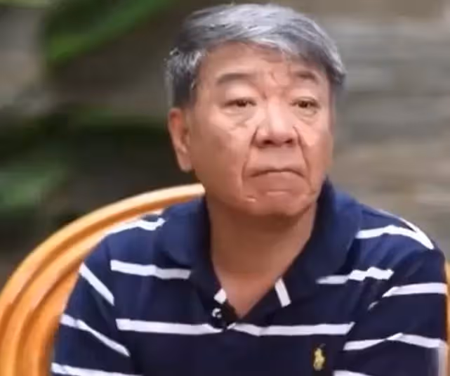 趙麗穎片場抱孩子看煙花！抱娃動作十分嫻熟，蹲下安撫哭泣小演員