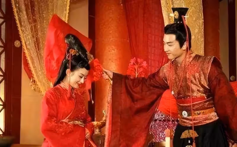 女孩嫌婆婆的聘禮手鐲太難看,直接送給妹妹,鑒寶專家:你心真大
