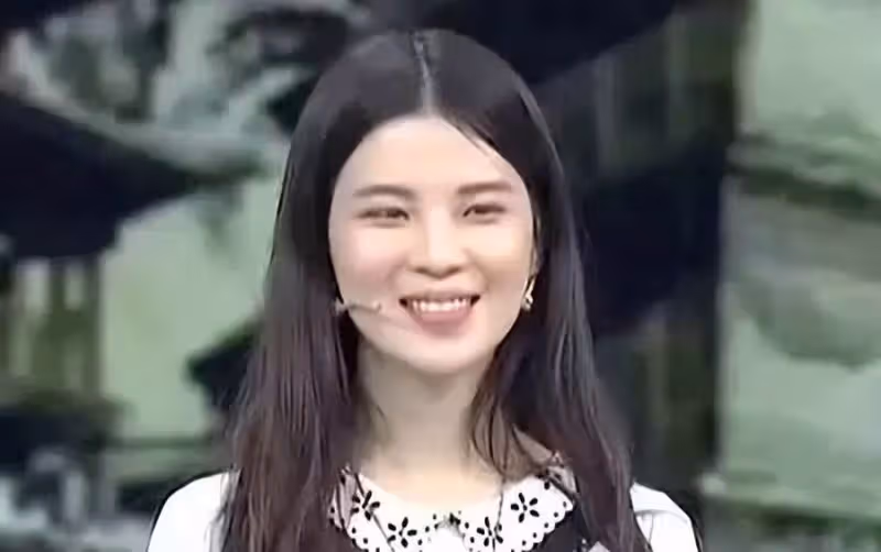女孩嫌婆婆的聘禮手鐲太難看,直接送給妹妹,鑒寶專家:你心真大