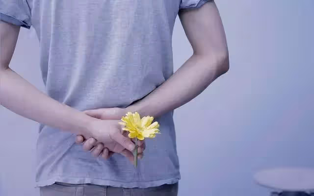 兒子月薪八萬接我養老,吃飯時孫子老踢我,一看鏡子我含淚回老家.