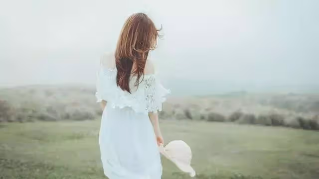 兒子月薪八萬接我養老,吃飯時孫子老踢我,一看鏡子我含淚回老家.