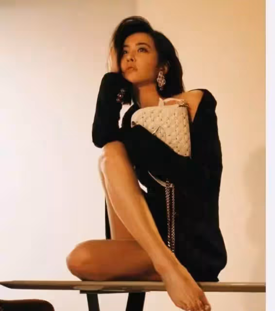 女明星的腳也是「千奇百怪」！林志玲42碼大腳讓人吃驚，趙麗穎無鞋可穿